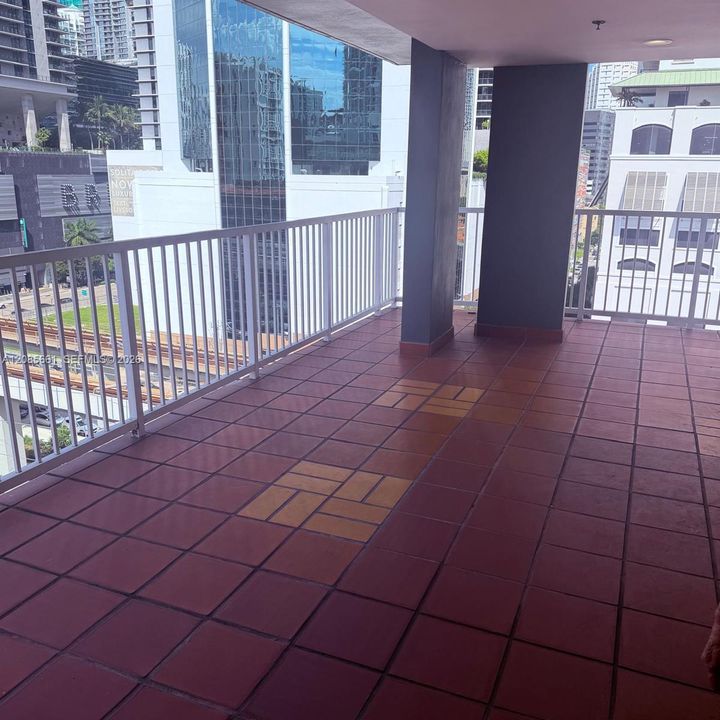 For Sale: $400,000 (2 beds, 2 baths, 880 Square Feet)
