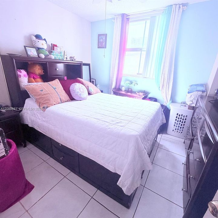For Sale: $400,000 (2 beds, 2 baths, 880 Square Feet)