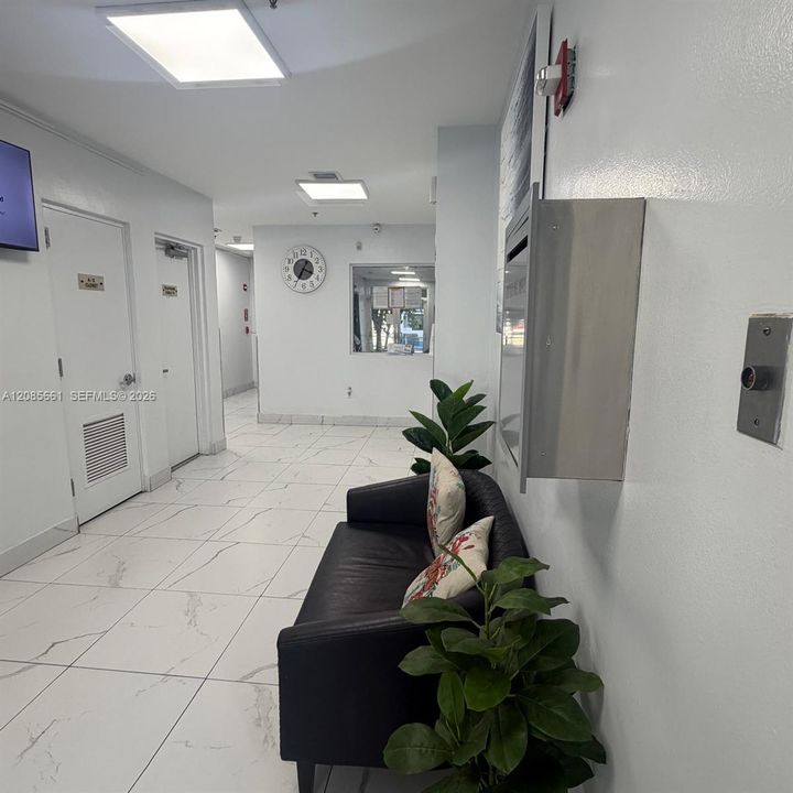 For Sale: $400,000 (2 beds, 2 baths, 880 Square Feet)
