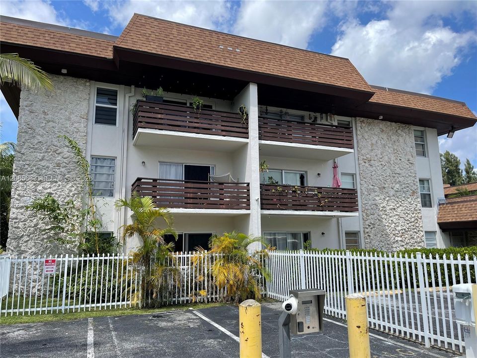 For Rent: $1,950 (1 beds, 1 baths, 665 Square Feet)