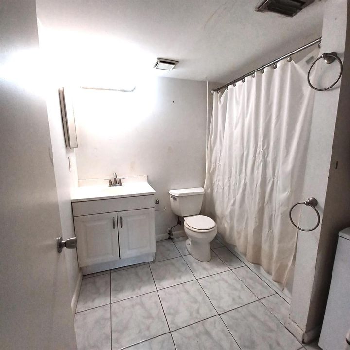 2ND BTHRM W/TUB _SHOWER