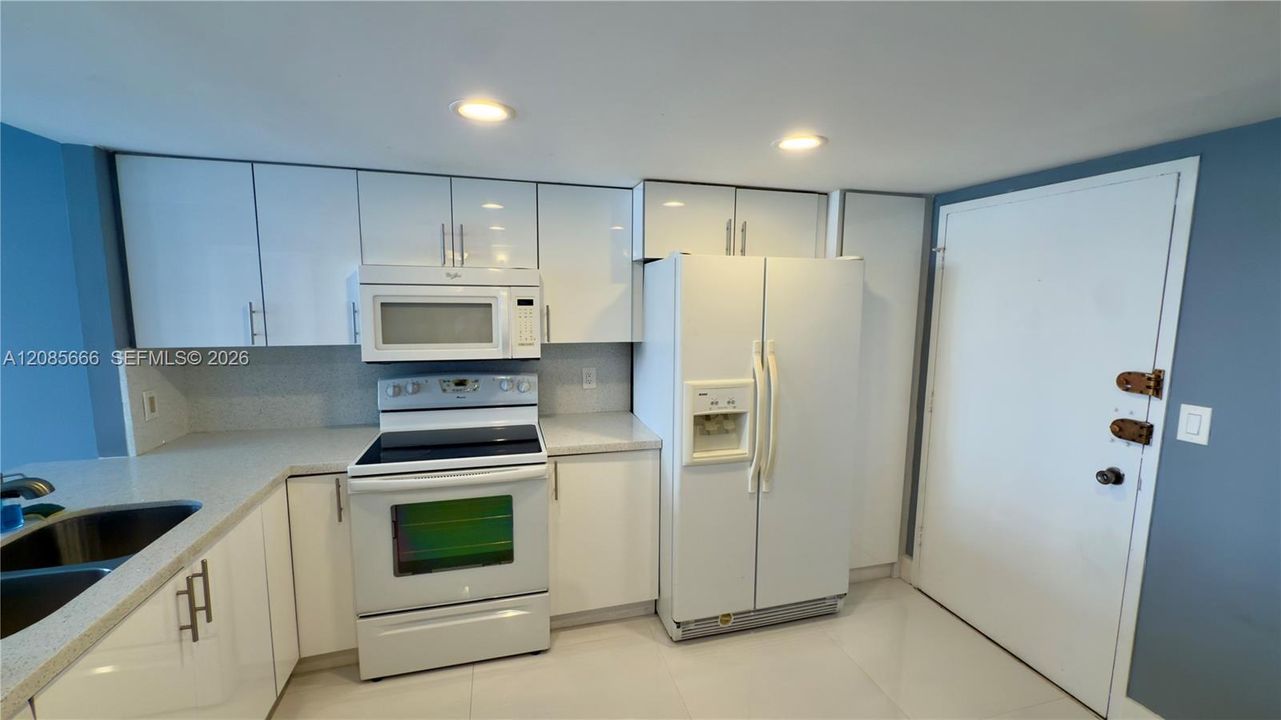 For Sale: $160,000 (1 beds, 2 baths, 861 Square Feet)