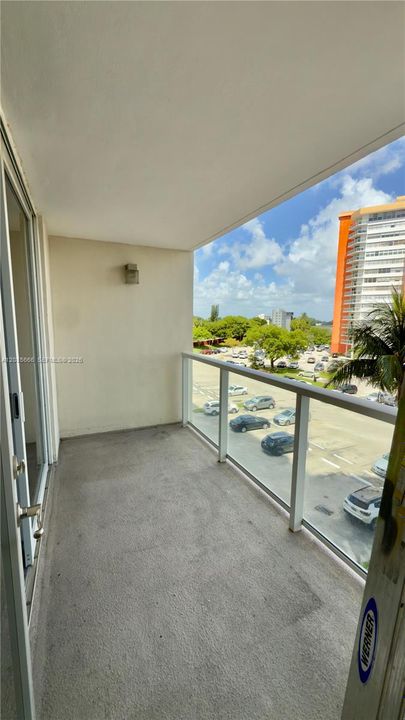 For Sale: $160,000 (1 beds, 2 baths, 861 Square Feet)