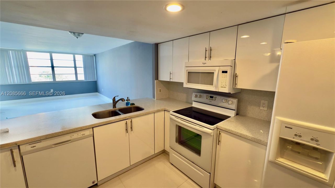 For Sale: $160,000 (1 beds, 2 baths, 861 Square Feet)