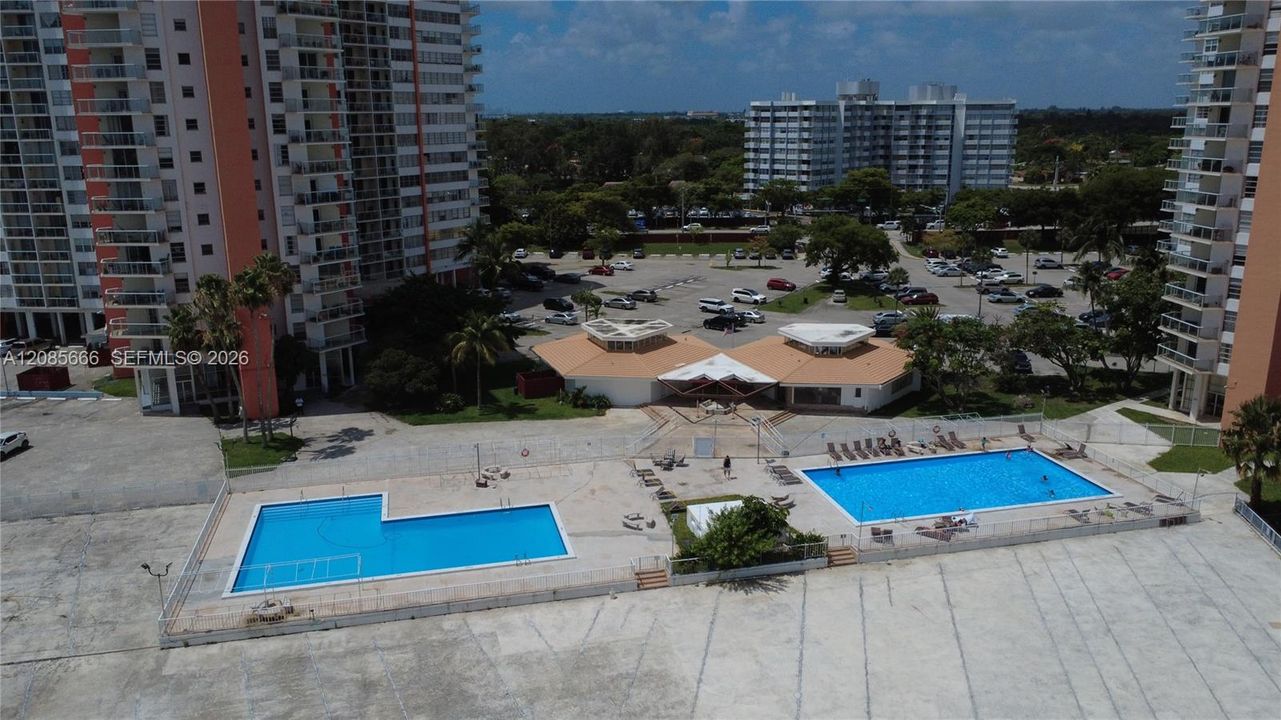 For Sale: $160,000 (1 beds, 2 baths, 861 Square Feet)