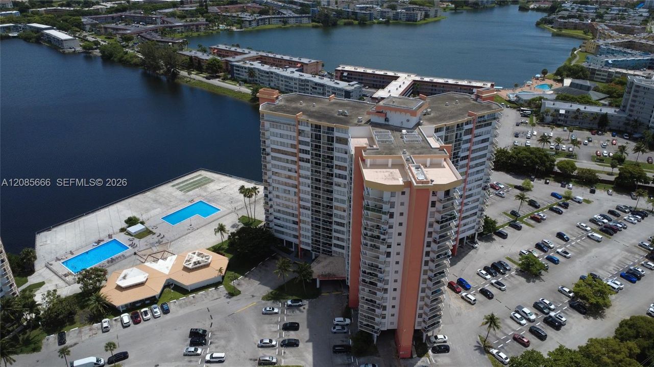For Sale: $160,000 (1 beds, 2 baths, 861 Square Feet)
