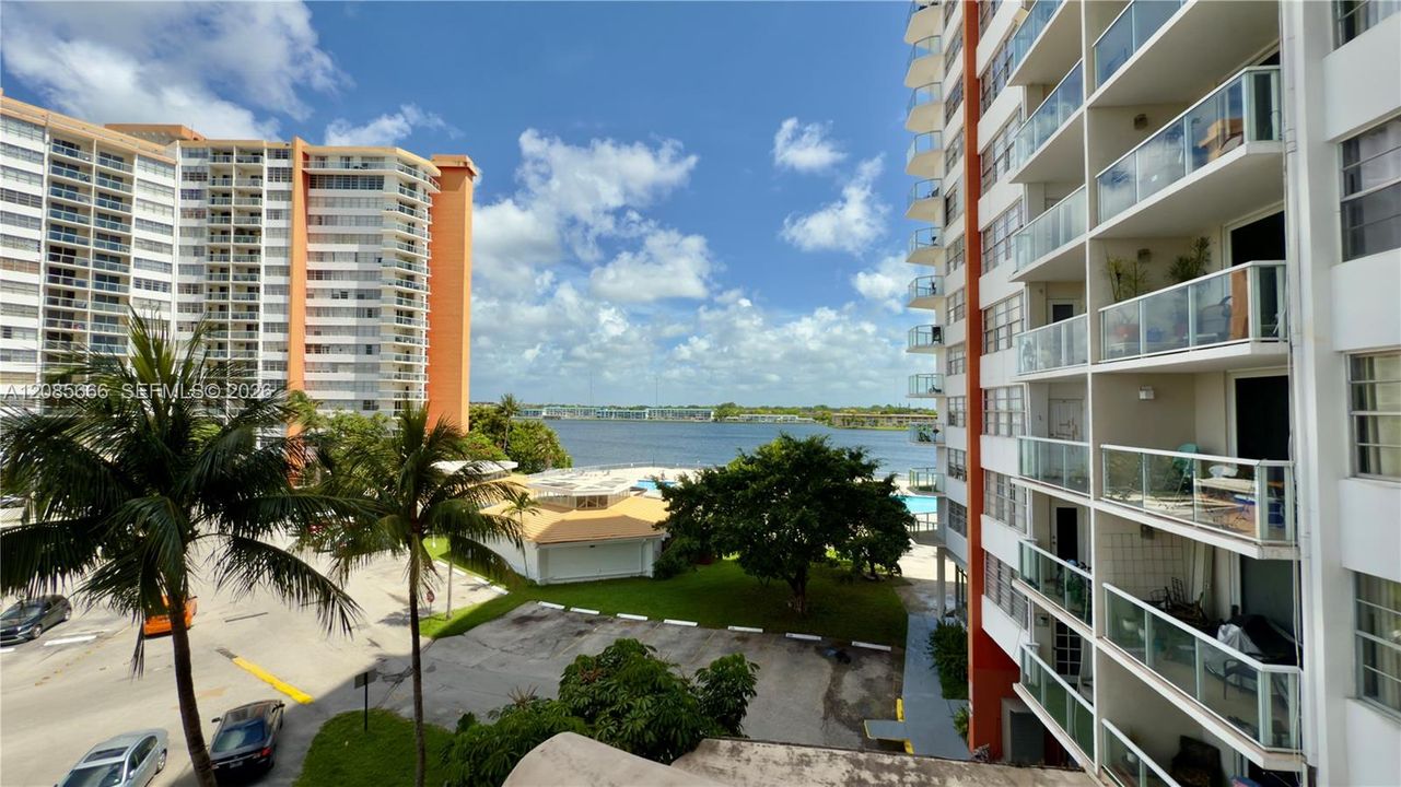 For Sale: $160,000 (1 beds, 2 baths, 861 Square Feet)