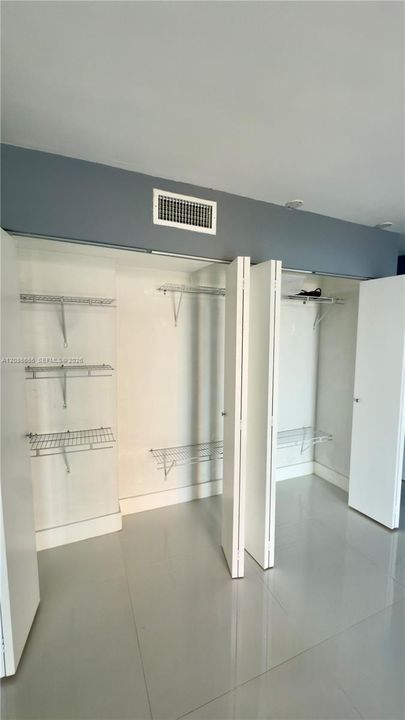 For Sale: $160,000 (1 beds, 2 baths, 861 Square Feet)