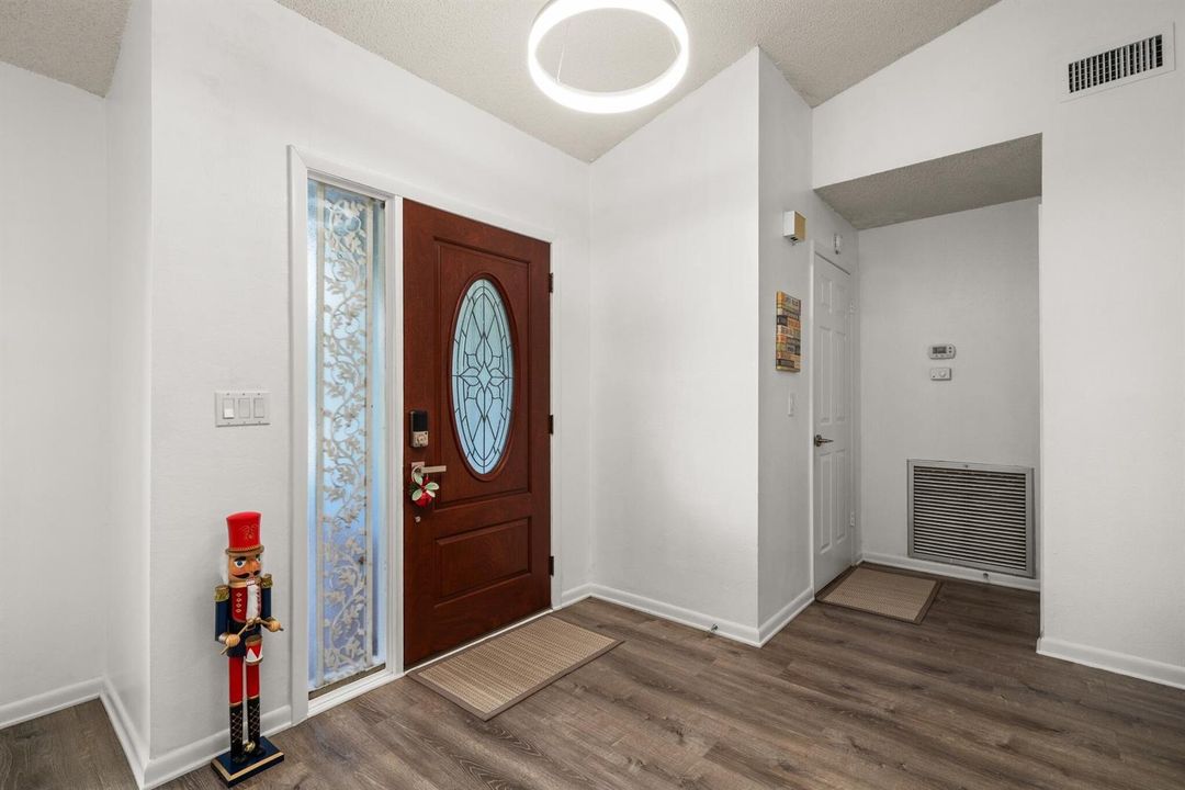 interior - foyer 1
