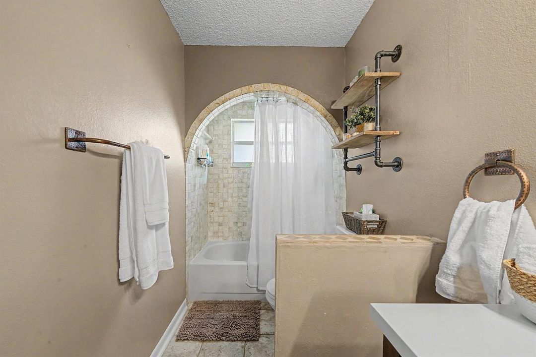 interior - second bathroom 2