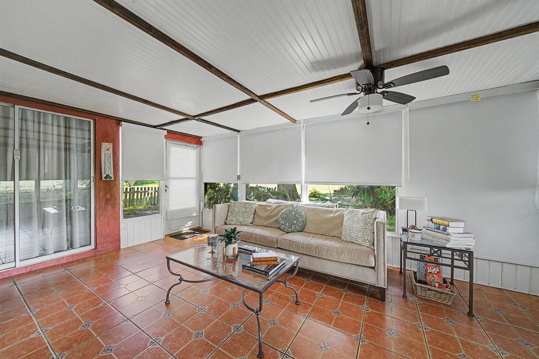 interior - lanai 1