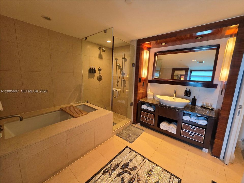For Rent: $15,000 (2 beds, 2 baths, 1048 Square Feet)