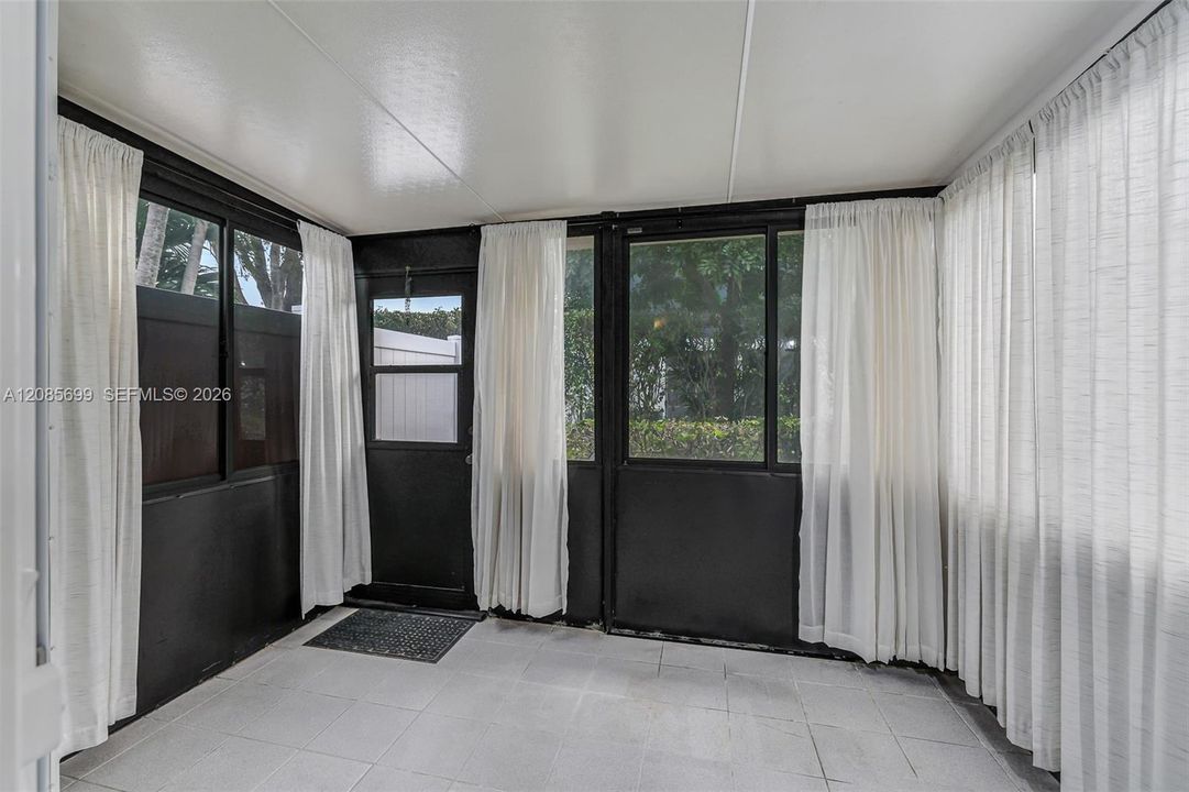 For Sale: $137,900 (1 beds, 1 baths, 629 Square Feet)