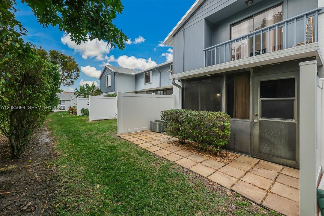 For Sale: $137,900 (1 beds, 1 baths, 629 Square Feet)