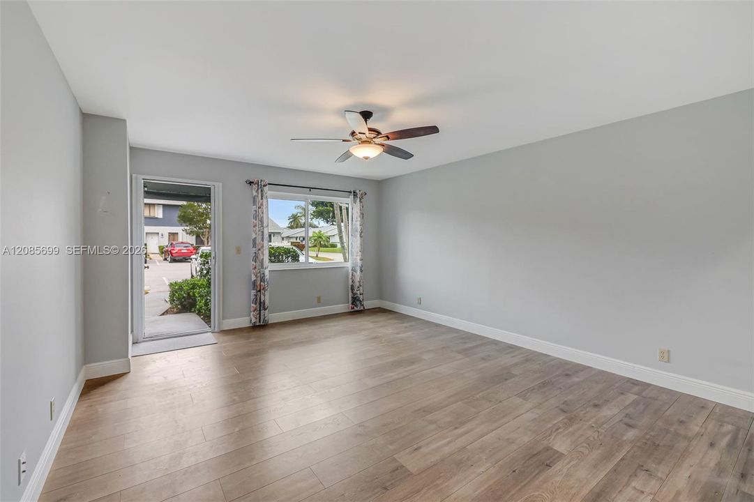 For Sale: $137,900 (1 beds, 1 baths, 629 Square Feet)