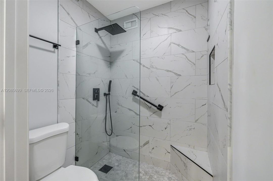 For Sale: $137,900 (1 beds, 1 baths, 629 Square Feet)