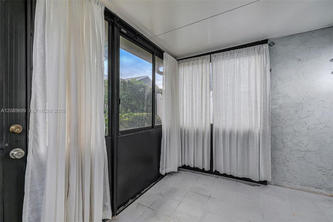 For Sale: $137,900 (1 beds, 1 baths, 629 Square Feet)