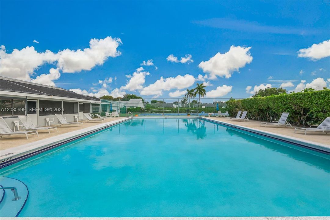 For Sale: $137,900 (1 beds, 1 baths, 629 Square Feet)