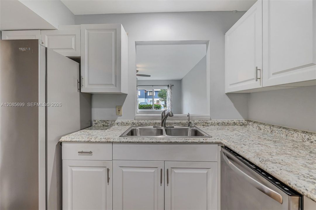 For Sale: $137,900 (1 beds, 1 baths, 629 Square Feet)