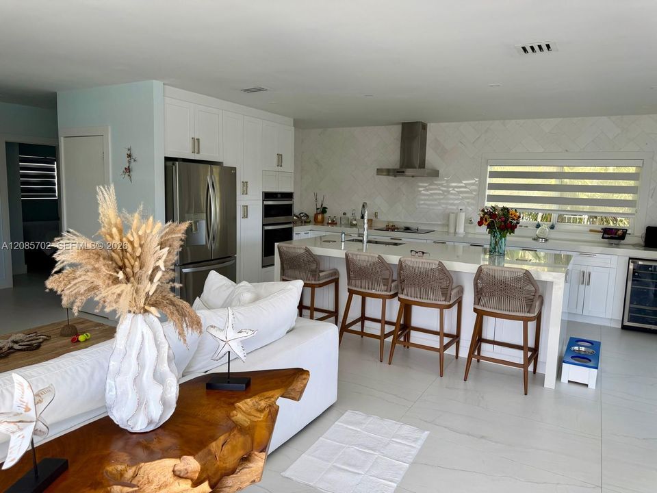 For Sale: $2,195,000 (2 beds, 2 baths, 1066 Square Feet)