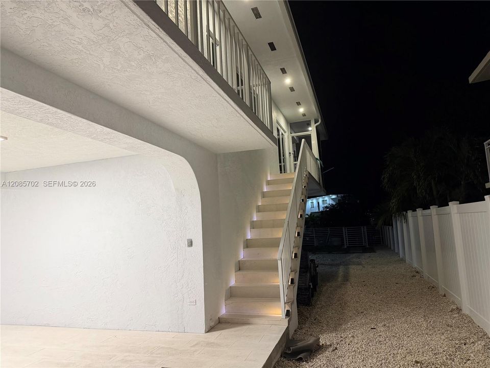 For Sale: $2,195,000 (2 beds, 2 baths, 1066 Square Feet)