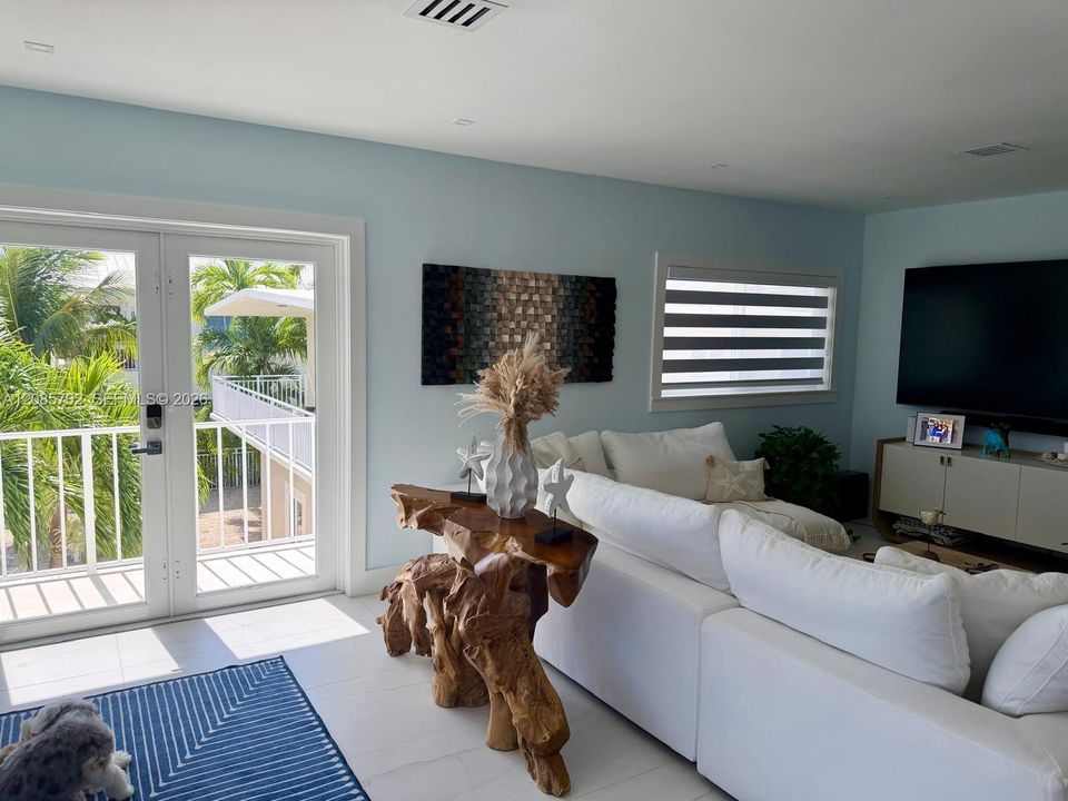 For Sale: $2,195,000 (2 beds, 2 baths, 1066 Square Feet)