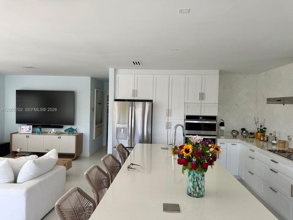 For Sale: $2,195,000 (2 beds, 2 baths, 1066 Square Feet)