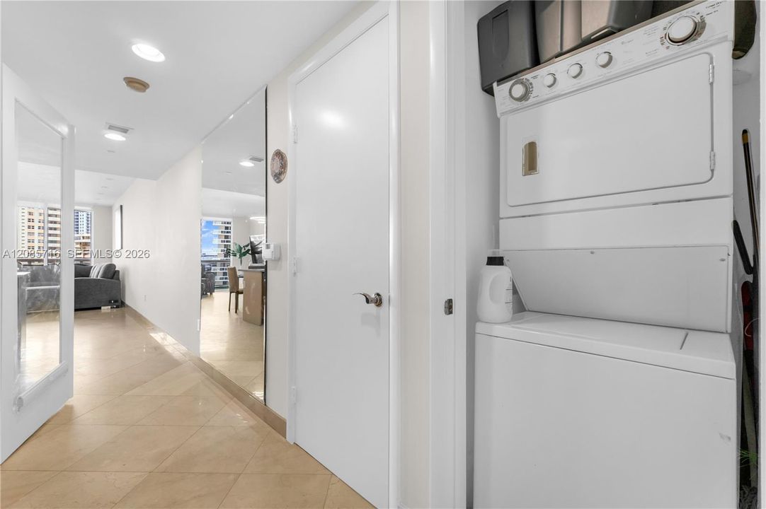 For Sale: $665,000 (2 beds, 1 baths, 1086 Square Feet)