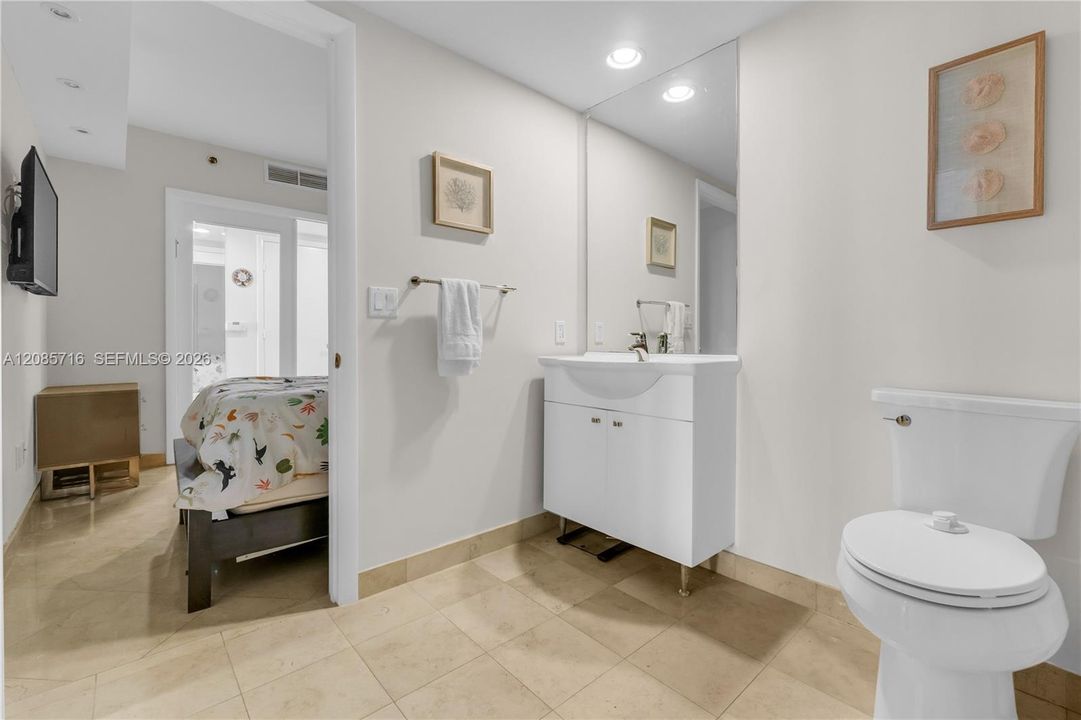 For Sale: $665,000 (2 beds, 1 baths, 1086 Square Feet)