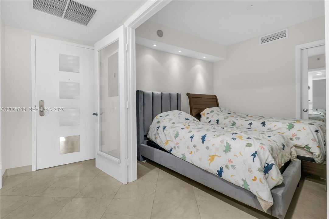 For Sale: $665,000 (2 beds, 1 baths, 1086 Square Feet)