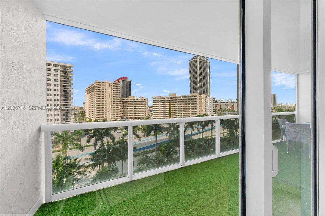 For Sale: $665,000 (2 beds, 1 baths, 1086 Square Feet)