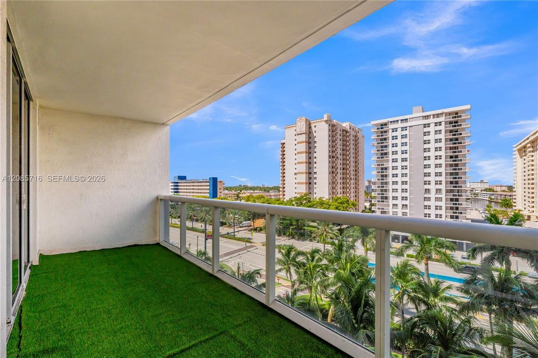 For Sale: $665,000 (2 beds, 1 baths, 1086 Square Feet)