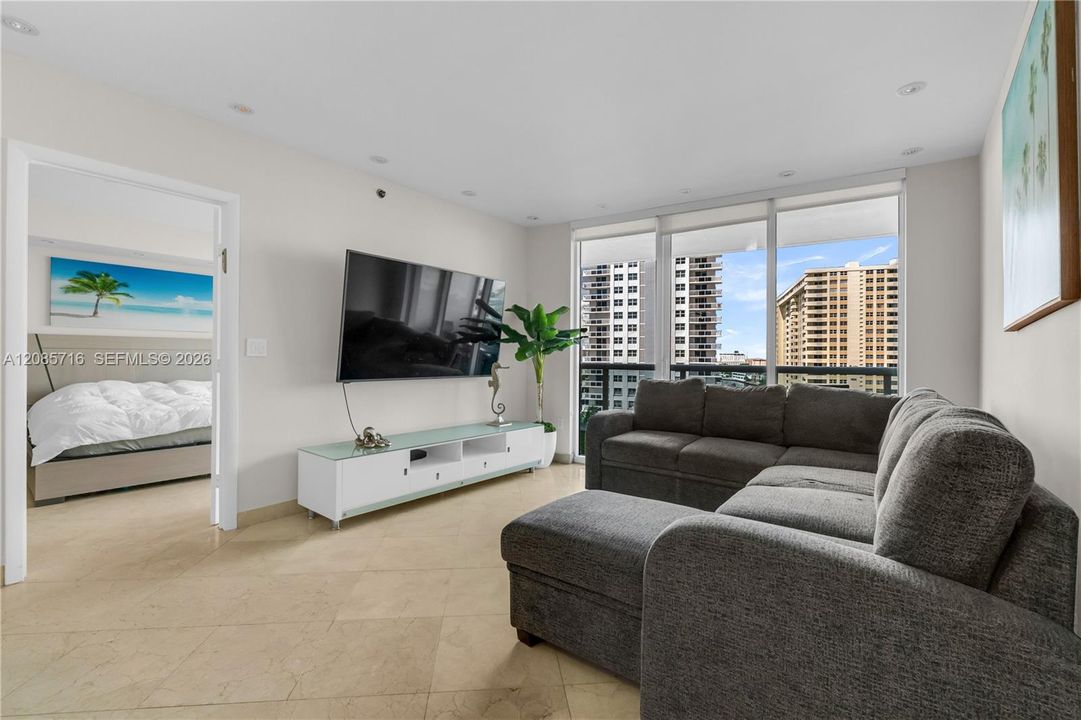 For Sale: $665,000 (2 beds, 1 baths, 1086 Square Feet)