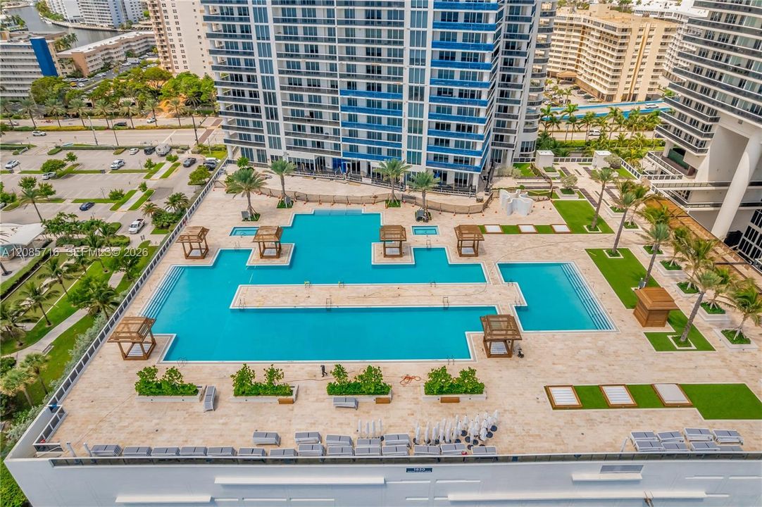 For Sale: $665,000 (2 beds, 1 baths, 1086 Square Feet)