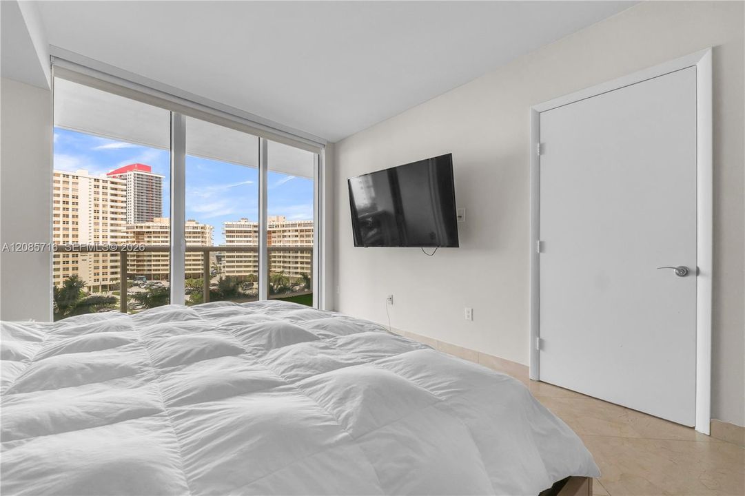 For Sale: $665,000 (2 beds, 1 baths, 1086 Square Feet)