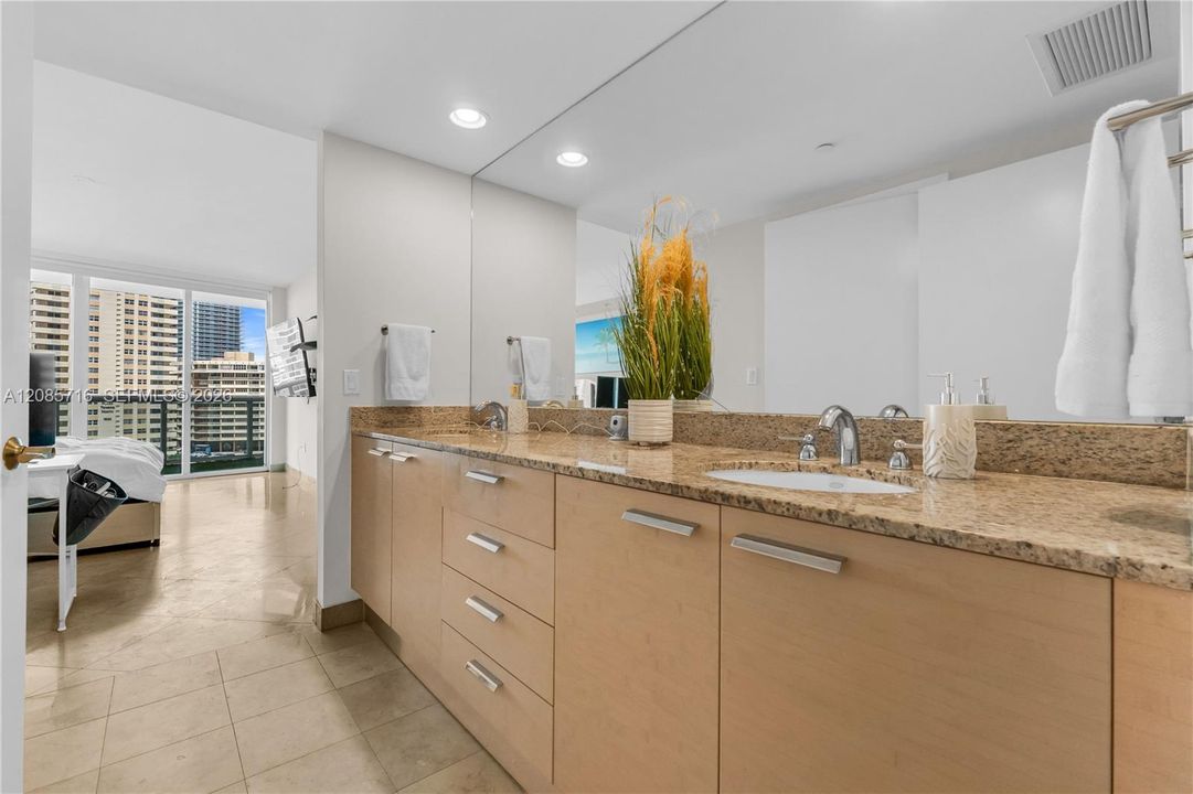 For Sale: $665,000 (2 beds, 1 baths, 1086 Square Feet)