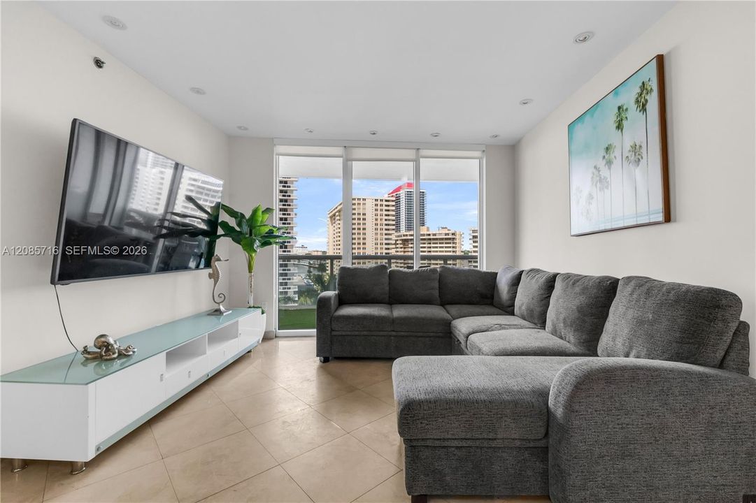 For Sale: $665,000 (2 beds, 1 baths, 1086 Square Feet)
