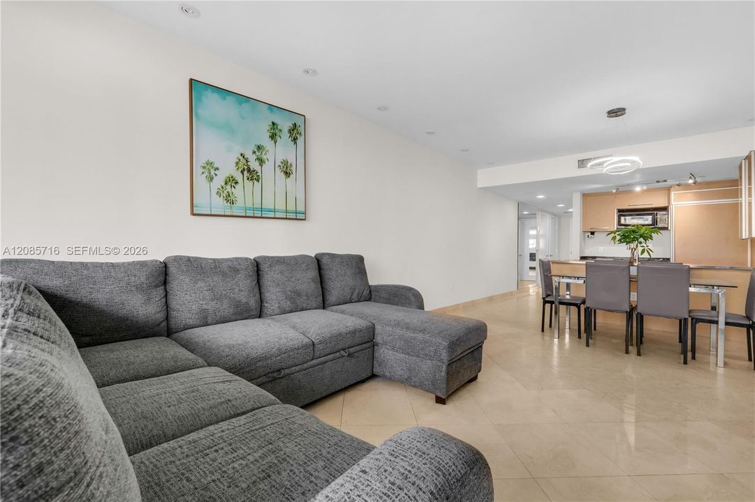For Sale: $665,000 (2 beds, 1 baths, 1086 Square Feet)