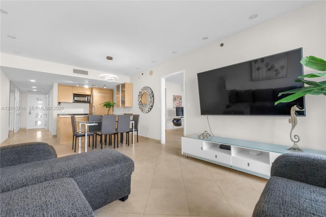 For Sale: $665,000 (2 beds, 1 baths, 1086 Square Feet)