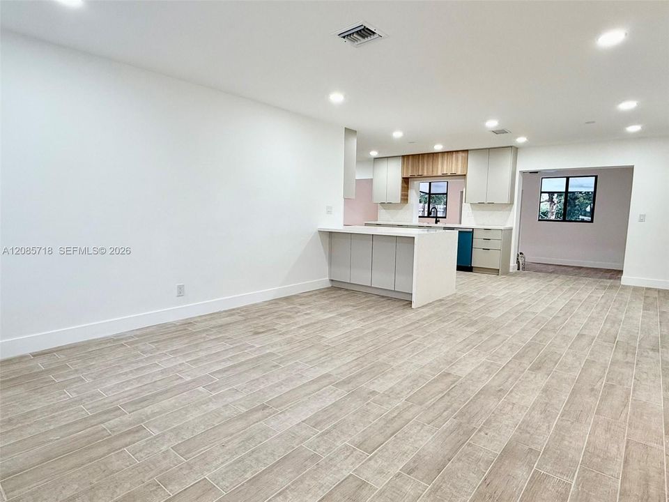 For Rent: $5,500 (4 beds, 2 baths, 1678 Square Feet)