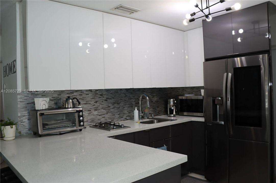 For Sale: $440,000 (2 beds, 1 baths, 642 Square Feet)