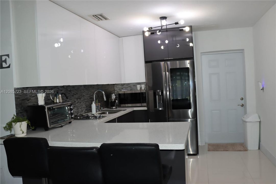 For Sale: $440,000 (2 beds, 1 baths, 642 Square Feet)