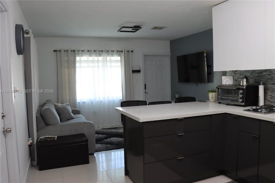 For Sale: $440,000 (2 beds, 1 baths, 642 Square Feet)