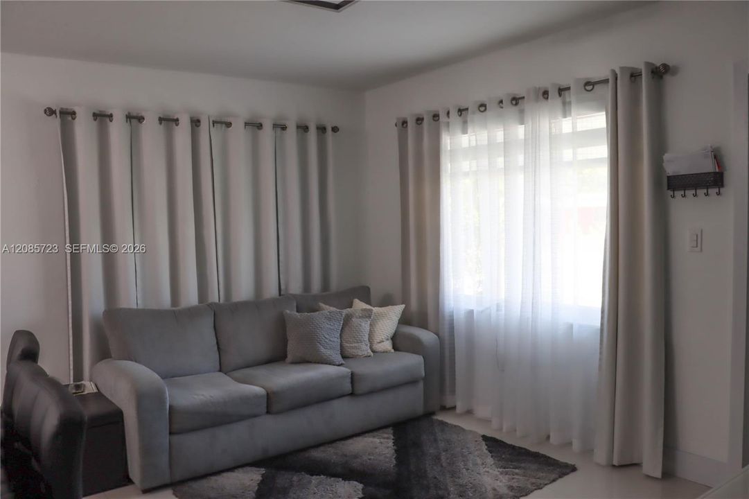 For Sale: $440,000 (2 beds, 1 baths, 642 Square Feet)