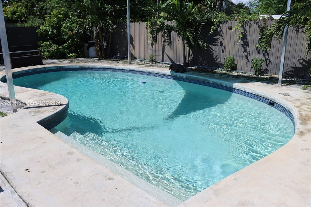 For Sale: $440,000 (2 beds, 1 baths, 642 Square Feet)