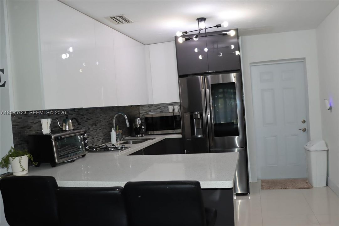 For Sale: $440,000 (2 beds, 1 baths, 642 Square Feet)