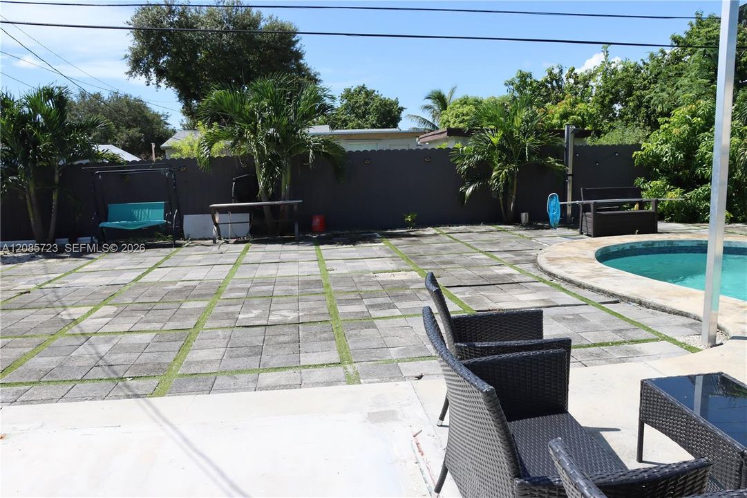 For Sale: $440,000 (2 beds, 1 baths, 642 Square Feet)