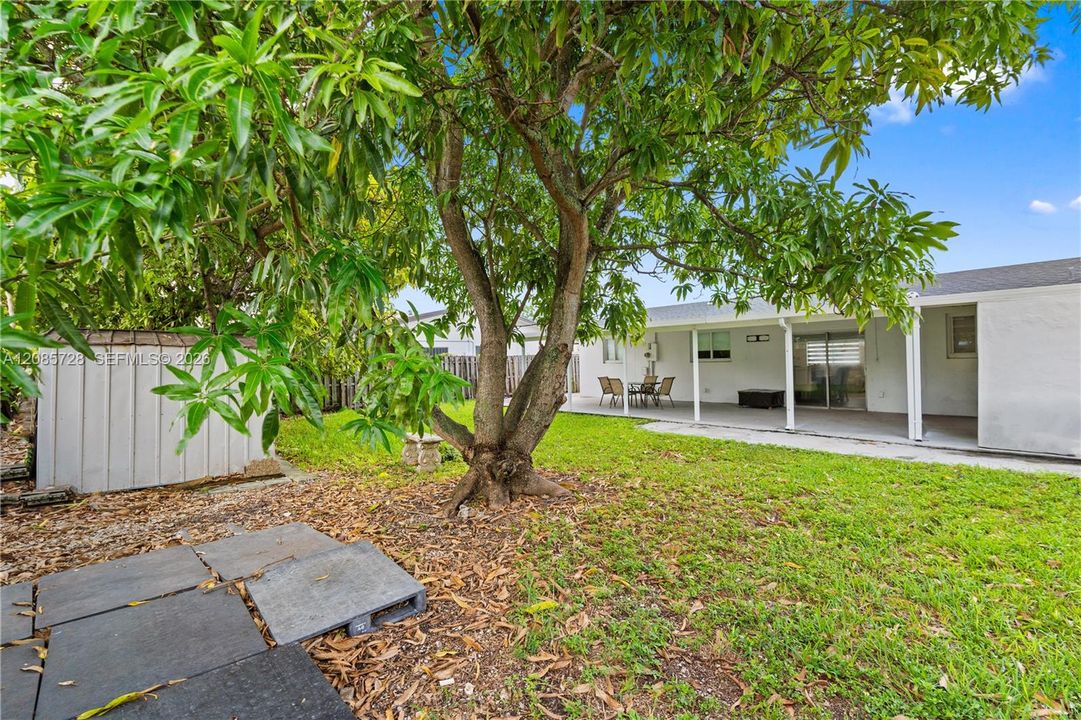 For Sale: $660,000 (5 beds, 3 baths, 1524 Square Feet)