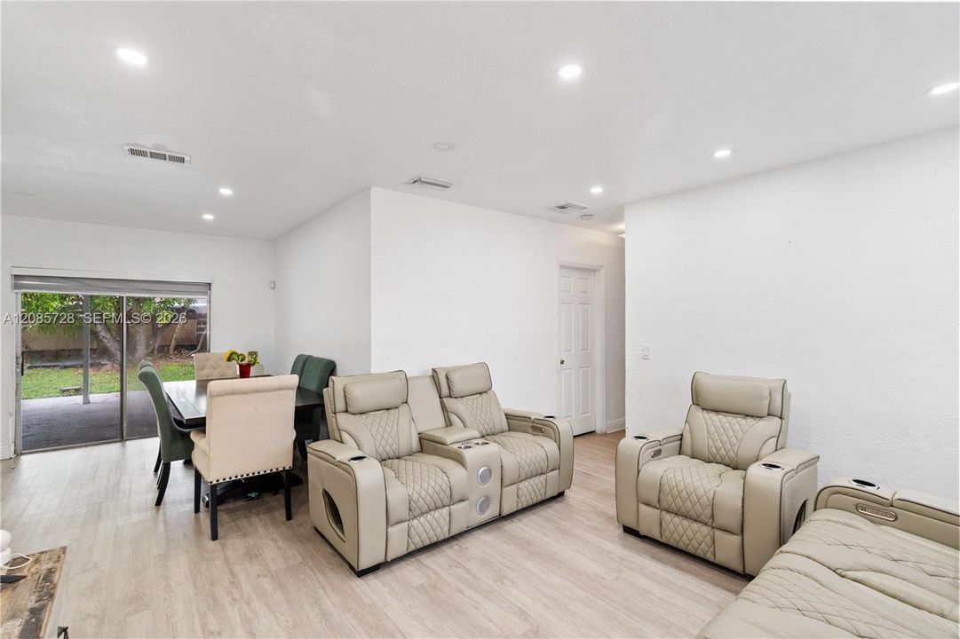 For Sale: $660,000 (5 beds, 3 baths, 1524 Square Feet)