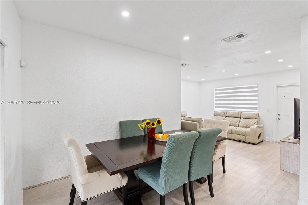 For Sale: $660,000 (5 beds, 3 baths, 1524 Square Feet)